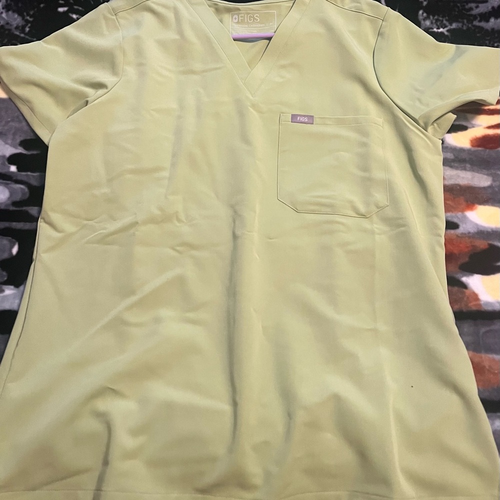 Figs Short Sleeve V-Neck Scrub Top in Sage